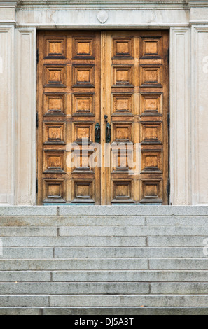 Eingang der alten Gebäude mit großen Holztür und Steinstufen, Schweden Stockfoto