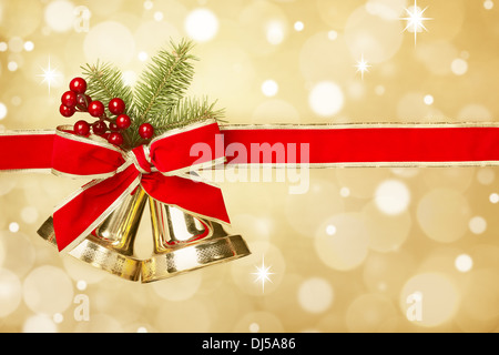 Jingle Bells mit roter Schleife auf festlichen Hintergrund Stockfoto
