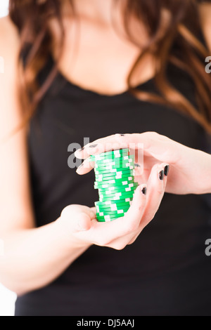 Hände der Frau mit grünen Pokerchips Stockfoto