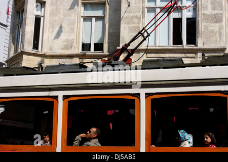 Straßenbahn auf der Istiklal Caddesi, Istanbul, Türkei Stockfoto