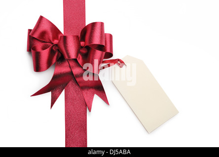 Rote Schleife mit leeren Geschenkanhänger isoliert auf weißem Hintergrund. Stockfoto