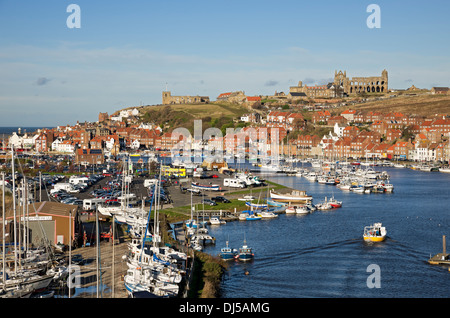 Blick auf den Fluss Esk in Richtung des Stadthafens und der Abtei im Herbst Whitby Küste North Yorkshire England Großbritannien Großbritannien Großbritannien Großbritannien Großbritannien Großbritannien Großbritannien Großbritannien Stockfoto