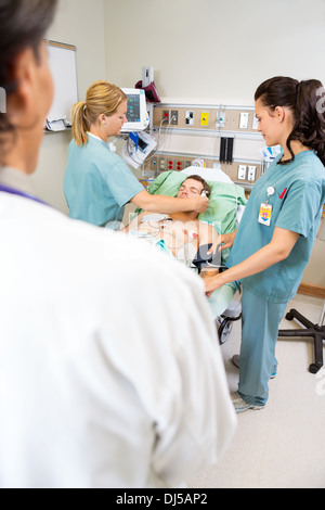 Krankenschwestern und kritische Patienten behandelnden Arzt Stockfoto