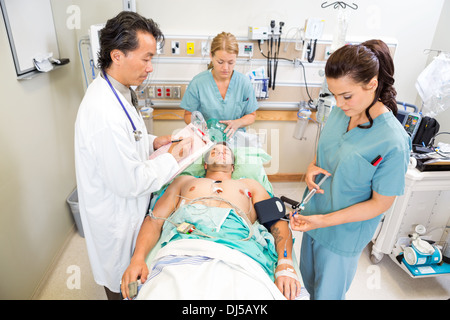 Arzt und Krankenschwester Behandlung kritischer Patienten Stockfoto