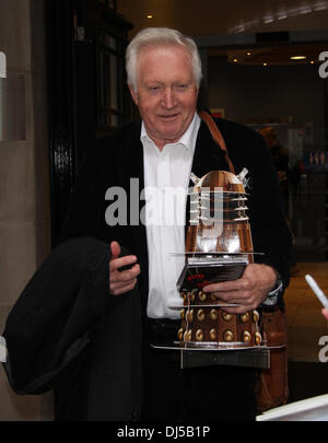 David Dimbleby gesehen verlassen die BBC zwei Hörfunkstudio tragen einen Ausschnitt der Dr, die Dalek Credit: Simon Matthews/Alamy Live News Stockfoto