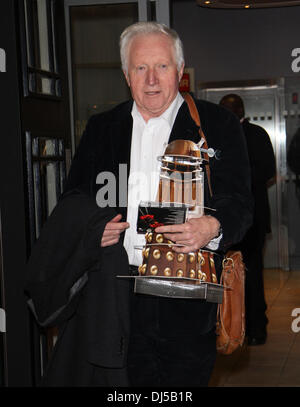 David Dimbleby gesehen verlassen die BBC zwei Hörfunkstudio tragen einen Ausschnitt der Dr, die Dalek Credit: Simon Matthews/Alamy Live News Stockfoto