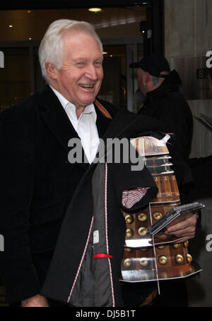 David Dimbleby gesehen verlassen die BBC zwei Hörfunkstudio tragen einen Ausschnitt der Dr, die Dalek Credit: Simon Matthews/Alamy Live News Stockfoto