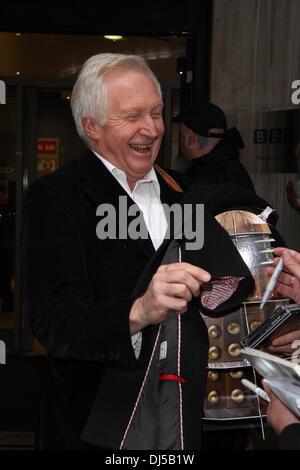 David Dimbleby gesehen verlassen die BBC zwei Hörfunkstudio tragen einen Ausschnitt der Dr, die Dalek Credit: Simon Matthews/Alamy Live News Stockfoto