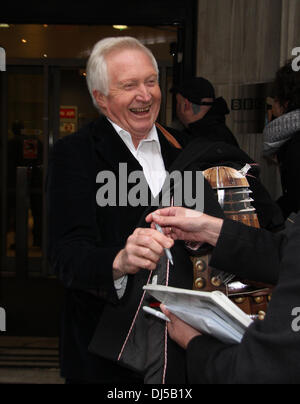 David Dimbleby gesehen verlassen die BBC zwei Hörfunkstudio tragen einen Ausschnitt der Dr, die Dalek Credit: Simon Matthews/Alamy Live News Stockfoto