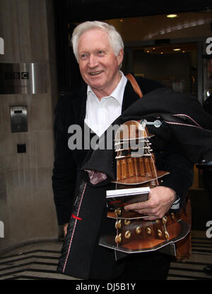 David Dimbleby gesehen verlassen die BBC zwei Hörfunkstudio tragen einen Ausschnitt der Dr, die Dalek Credit: Simon Matthews/Alamy Live News Stockfoto