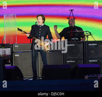 Legendären Rocker Sir Paul McCartney feiert seinen 70. Geburtstag am 18. Juni führt Paul McCartney bei The Diamond Jubilee Concert im Buckingham Palace. London, England-04.06.12 Stockfoto