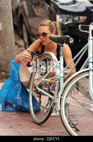 Ilary Blasi Francesco Totti und seine Frau Ilary Blasi verbringen Sie den Tag reiten rund um Miami und Miami, Florida - 04.06.12 zusammen einkaufen Stockfoto