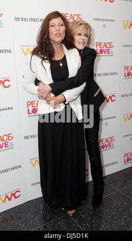 Catherine Keener und Jane Fonda "Frieden, Liebe & Missverständnis" New York Screening im MOMA New York City, USA - 04.06.112 Stockfoto