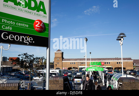 Asda-Kaufhaus in Lavender Hill in Wandsworth - London-UK Stockfoto