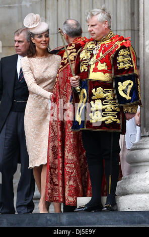 Prinz Andrew, Duke of York, und Catherine, Herzogin von Cambridge, aka Kate Middleton verlassen die Königin Diamond Jubilee Dankgottesdienst in St. Pauls Cathedral London, England - 05.06.12 Stockfoto