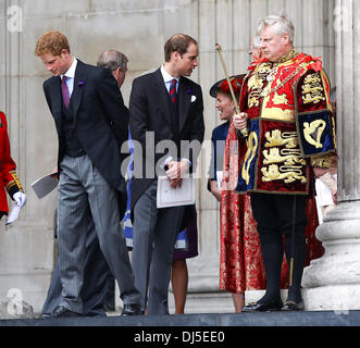 Prinz Harry und Prinz William, Duke of Cambridge verlässt die Königin Diamond Jubilee Dankgottesdienst in St. Pauls Cathedral London, England - 05.06.12 Stockfoto