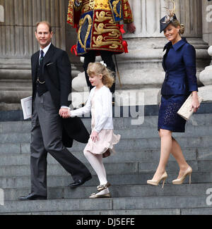 Prinz Edward und Sophie, Gräfin von Wessex mit ihrer Tochter Lady Louise verlassen die Königin Diamond Jubilee Dankgottesdienst in St. Pauls Cathedral London, England - 05.06.12 Stockfoto