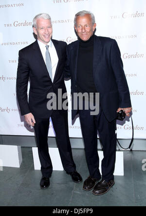 Anderson Cooper, Peter Beard der Gordon Parks Centennial Gala im Museum of Modern Art New York City, USA - 05.06.12 Stockfoto