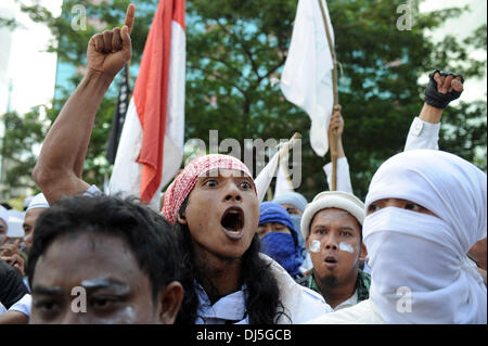 Jakarta, Indonesien. 22. November 2013. Demonstrant schreien Parolen während einer Kundgebung gegen Australiens Abhören Aktivitäten vor der australischen Botschaft in Jakarta, Indonesien, 22. November 2013. Australien erschlossen die Handys des indonesischen Präsidenten, First Lady, Vizepräsident und mehrere andere hochrangige Beamte im August 2009, australischen und britischen Medien haben berichtet. Bildnachweis: Veri Sanovri/Xinhua/Alamy Live-Nachrichten Stockfoto