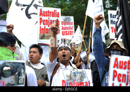 Jakarta, Indonesien. 22. November 2013. Demonstrant schreien Parolen während einer Kundgebung gegen Australiens Abhören Aktivitäten vor der australischen Botschaft in Jakarta, Indonesien, 22. November 2013. Australien erschlossen die Handys des indonesischen Präsidenten, First Lady, Vizepräsident und mehrere andere hochrangige Beamte im August 2009, australischen und britischen Medien haben berichtet. Bildnachweis: Veri Sanovri/Xinhua/Alamy Live-Nachrichten Stockfoto