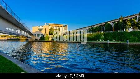 Bundeskanzleramt (Kanzlei) und Spree entlang in Berlin, Deutschland Stockfoto