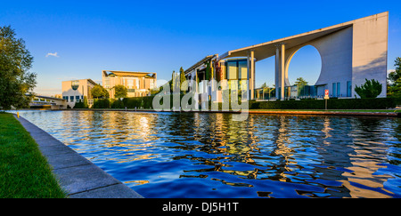 Bundeskanzleramt (Kanzlei) und Spree entlang in Berlin, Deutschland Stockfoto