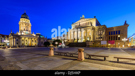 Panorama-Stadtbild mit deutschen Dom und Konzerthaus in Berlin, Deutschland, in der Nacht Stockfoto