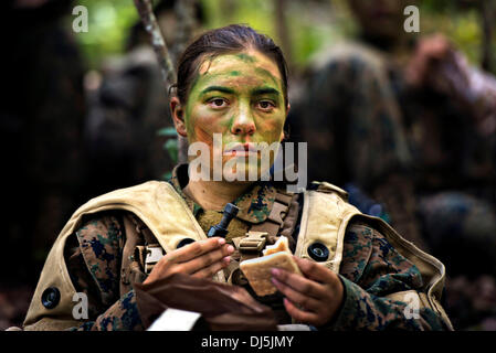 PFC. Julia Carroll isst eine kleine Mahlzeit, nach eine sechsstündigen Patrouille während Patrouille während der Infanterie integrierte Feld Übung 31. Oktober 2013 auf Camp Geiger, N.C. Montenegro einer der drei weiblichen Marines ist, die erste Frau, Diplom Infanterie-Ausbildung am 21. November 2013 sein. Stockfoto