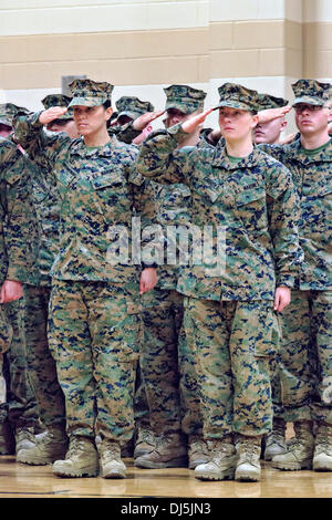 PFC. Cristina Fuentes Montenegro, links, und Pfc. Julia Carroll, zwei der ersten drei Marine-Absolventinnen aus der Schule der Infanterie Salute während der Abschlussfeier 21. November 2013 in Camp Geiger, North Carolina. Die Staffelung von 227 Schüler markiert die erste Klasse der Marines, Frauen aufzunehmen. Die Klasse war Teil des Marine Corps Forschungsbemühungen in Richtung Frauen in Bodenkampf militärische berufliche Spezialitäten zu integrieren. Stockfoto