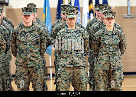 PFC. Cristina Fuentes Montenegro, links, und Pfc. Julia Carroll, zwei der ersten drei Marine-Absolventinnen aus der Schule der Infanterie Salute während der Abschlussfeier 21. November 2013 in Camp Geiger, North Carolina. Die Staffelung von 227 Schüler markiert die erste Klasse der Marines, Frauen aufzunehmen. Die Klasse war Teil des Marine Corps Forschungsbemühungen in Richtung Frauen in Bodenkampf militärische berufliche Spezialitäten zu integrieren. Stockfoto