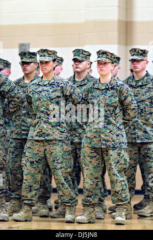 PFC. Cristina Fuentes Montenegro, links, und Pfc. Julia Carroll, zwei der ersten drei Marine-Absolventinnen aus der Schule der Infanterie Salute während der Abschlussfeier 21. November 2013 in Camp Geiger, North Carolina. Die Staffelung von 227 Schüler markiert die erste Klasse der Marines, Frauen aufzunehmen. Die Klasse war Teil des Marine Corps Forschungsbemühungen in Richtung Frauen in Bodenkampf militärische berufliche Spezialitäten zu integrieren. Stockfoto