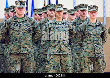 PFC. Cristina Fuentes Montenegro, links, und Pfc. Julia Carroll, zwei der ersten drei Marine-Absolventinnen aus der Schule der Infanterie Salute während der Abschlussfeier 21. November 2013 im Camp Geiger, N.C. Die Staffelung von 227 Schüler markiert die erste Klasse der Marines, Frauen aufzunehmen. Die Klasse war Teil des Marine Corps Forschungsbemühungen in Richtung Frauen in Bodenkampf militärische berufliche Spezialitäten zu integrieren. Stockfoto