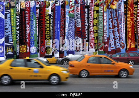 Fußball-Schals zu verkaufen, Istanbul Stockfoto