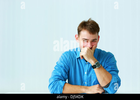 Porträt eines jungen Lachen Geschäftsmann im blauen Hemd im Büro Stockfoto