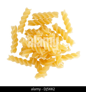 Fusilli Nudeln auf weißem Hintergrund Stockfoto