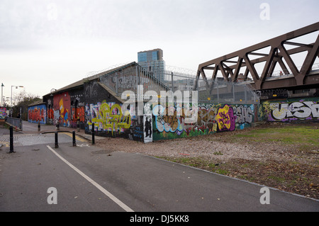 Stark Graffitied alte Shoreditch Underground Station in Pedley Street direkt an der Brick Lane, East London, UK. Stockfoto