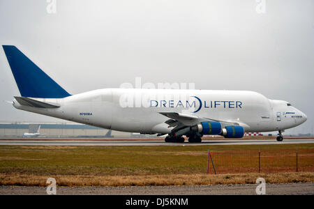 Eine Boeing 747 747LCF taxis nach der Landung auf der McConnell Air Force Base nach landet irrtümlich auf dem Oberst James Jabara Airport am Vorabend des 21. November 2013 in Wichita, KS. Das Flugzeug, die ist der größte Flugzeugträger der Welt fälschlicherweise auf eine viel kleinere Flughafen gelandet und trotz der kürzeren Start-und Landebahn konnte starten und landen bei der Zieladresse. Stockfoto