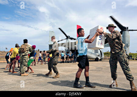 Streitkräfte der Philippinen und der US-Marines entladen humanitäre Hilfsgüter aus ein MV-22 Osprey in der Nachmahd der Taifun Haiyan 21. November 2013 Guiuan Airfield, Philippinen. Stockfoto