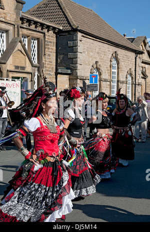 Frauen Frauen Vierhundert Roses Tänzerinnen Masham North Yorkshire England Großbritannien GB Großbritannien Stockfoto