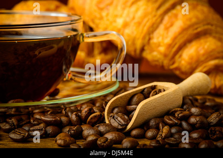 Stillleben mit traditionellen frischen Kaffee und Bohnen Stockfoto