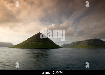 Blick von der Fähre "Norroena" auf die Färöer Inseln, Boot Durchgang zwischen den Inseln von Eysturoy und Kalsoy, Dänemark, Europa Stockfoto