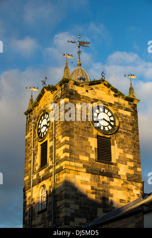 Der Uhrturm des Rathauses in Alnwick, Northumberland, UK. Stockfoto