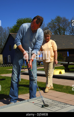 Auf einem Mini-Golfplatz Stockfoto