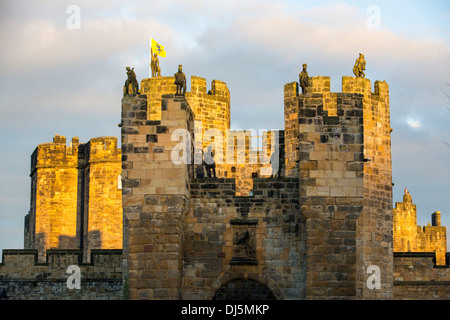 Alnwick Castle bei Sonnenuntergang, Alnwick, Northumberland, UK. Stockfoto