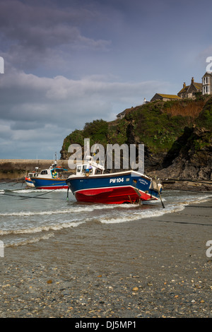 Angelboote/Fischerboote in Port Isaac Cornwall mit der Flut kommen in Stockfoto