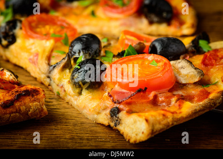 Nahaufnahme Detail des frisch gebackenen traditionelle italienische pizza Stockfoto