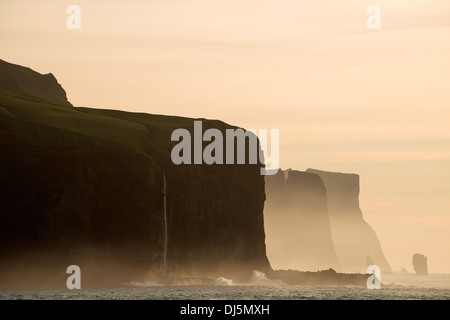 Blick von der Fähre "Norroena" auf die Färöer Inseln, Boot Durchgang zwischen den Inseln von Eysturoy und Kalsoy, Dänemark, Europa Stockfoto