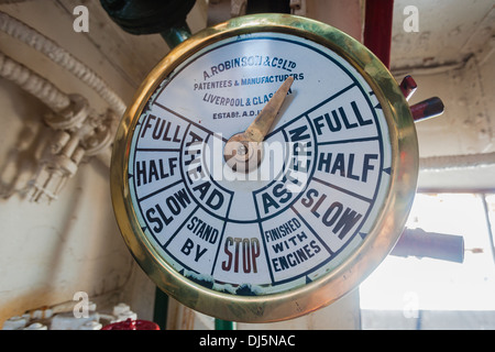 Dampf Schlepper Boot Motor Zimmer mechanische vergangenen Dampflokzeit für Hafen Versand unterstützt. Stockfoto