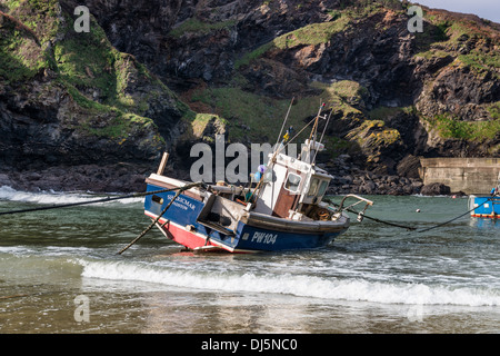 Angelboot/Fischerboot in Port Isaac Cornwall mit der Flut kommen in Stockfoto