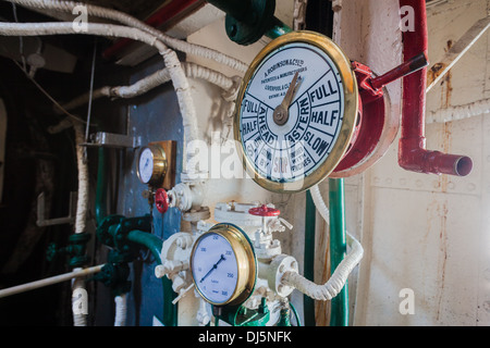 Dampf Schlepper Boot Motor Zimmer mechanische vergangenen Dampflokzeit für Hafen Versand unterstützt. Stockfoto